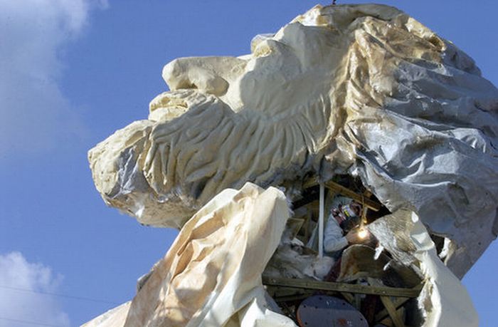 Статуя Иисуса уничтожена молнией (22 фото)