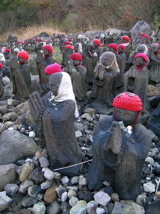 Статуи около японского вулкана (10 фото)