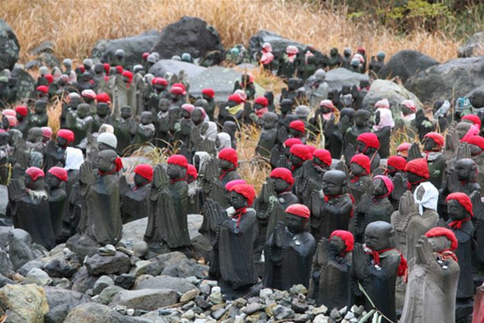 Статуи около японского вулкана (10 фото)