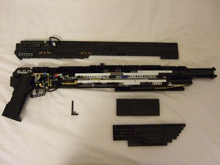 Реалистичные реплики оружия из деталей LEGO.