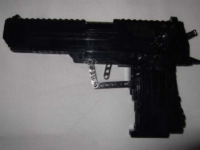 Оружие из LEGO (30 фото)