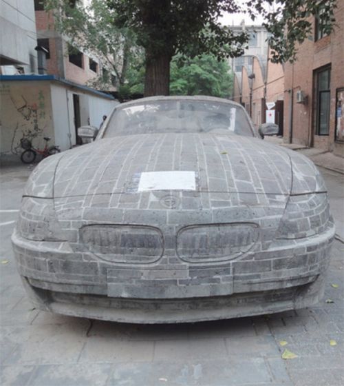 Статуя BMW Z4 в Пекине (6 фото)