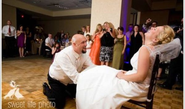 Смешные ситуации во время снятия подвязок на свадьбе (26 фото)