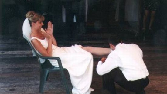 Смешные ситуации во время снятия подвязок на свадьбе (26 фото)