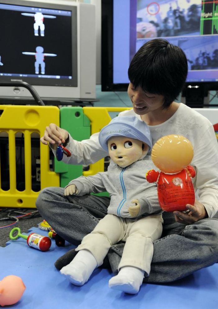 Робот-ребенок из Японии (7 фото)
