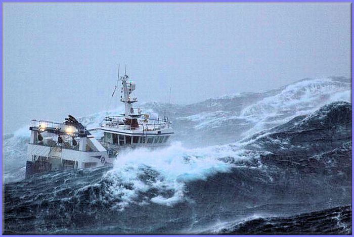Рыболовецкое судно во время шторма (10 фото)