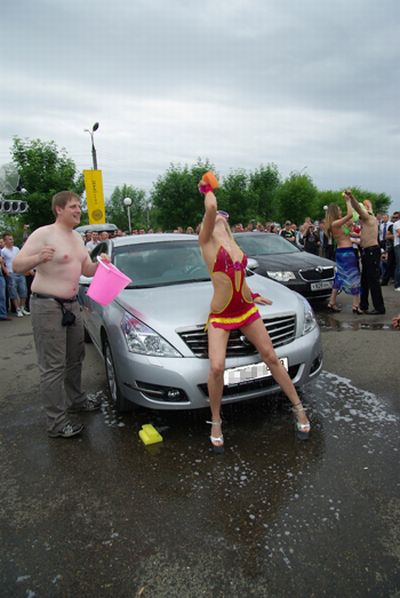 Автомойка в бикини в Ижевске (19 фото)