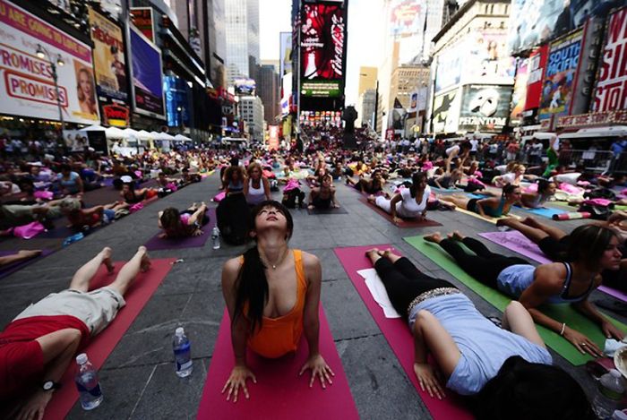 Йога на Таймс-сквер в Нью-Йорке (12 фото)