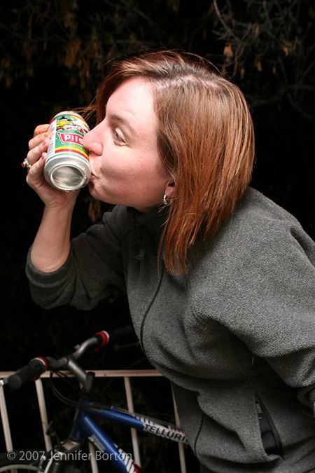 Девушки быстро пьют пиво (59 фото)