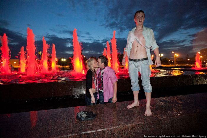 Купание московских выпускников в фонтанах (25 фото)