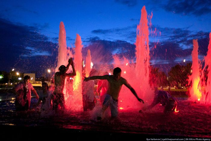 Купание московских выпускников в фонтанах (25 фото)