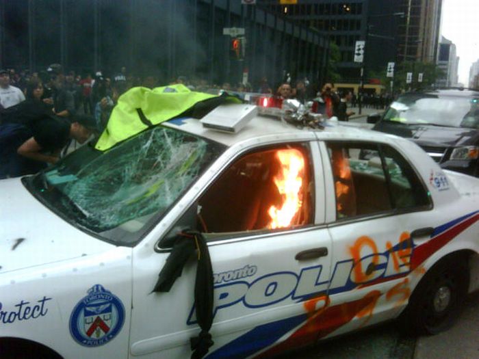 Бои с полицией в Торонто во время встречи G20 (14 фото)