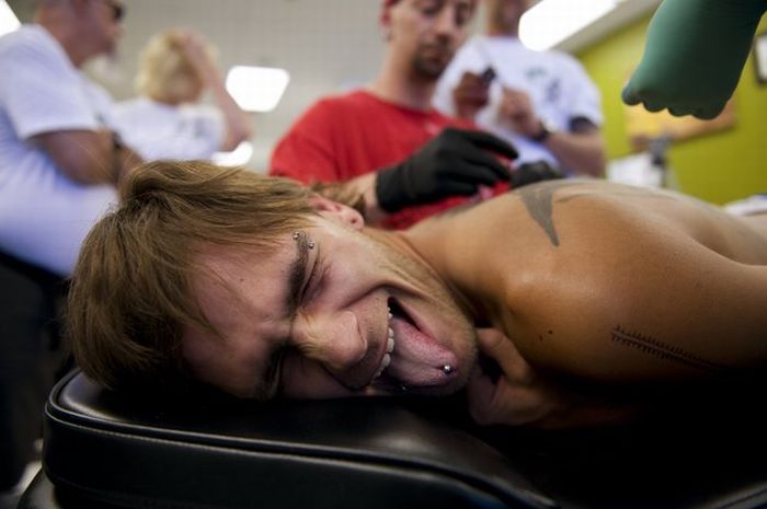 Мужчина в Калифорнии поставил рекорд пирсинга (17 фото)