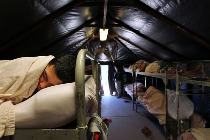Тюрьма в палатках (27 фото)