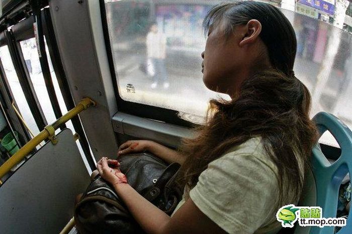 Самоубийца в автобусе (5 фото)