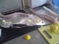 Мертвая и разделанная рыба вдруг ожила (3.5 мб)