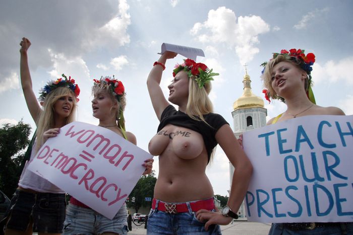 Снова украинские девушки протестуют (4 фото + видео) НЮ
