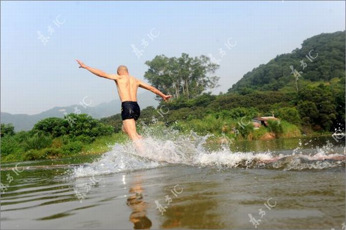 Шаолиньский монах бегает по воде (51 фото)