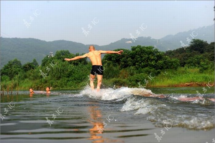 Шаолиньский монах бегает по воде (51 фото)