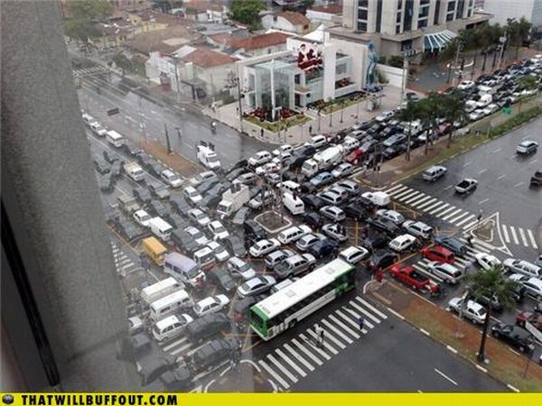 Автомобили в неприятных ситуациях (75 фото)