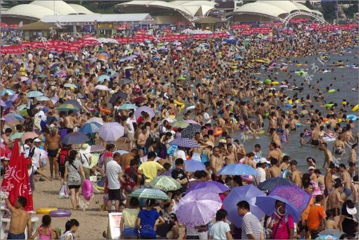 Переполненный пляж в Китае (10 фото)