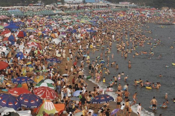 Переполненный пляж в Китае (10 фото)