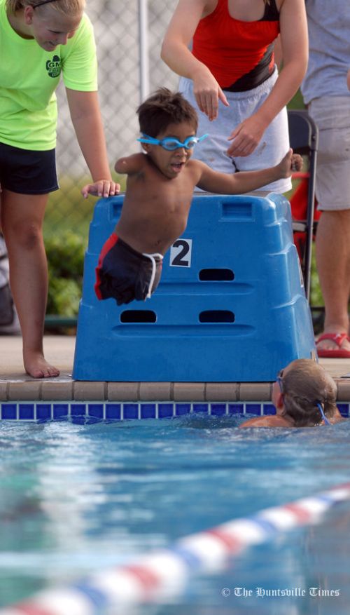 Мальчик-пловец без ног и руки (24 фото)