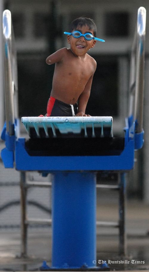 Мальчик-пловец без ног и руки (24 фото)