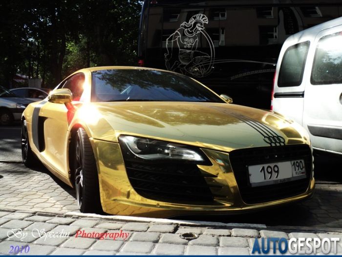 Золотой Audi R8 из Москвы (4 фото)