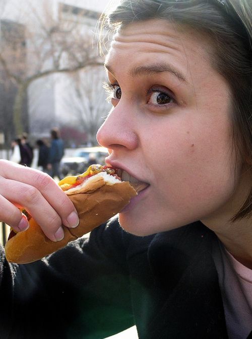 Девушка сексуально ест шоколадный батончик - Coub - The Biggest Video Meme Platform
