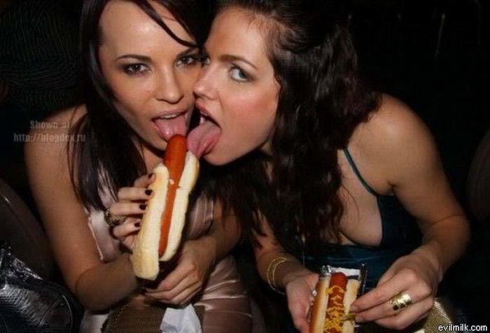Девушки едят хот-доги (78 фото)