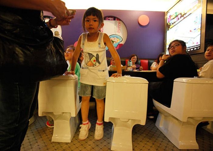 Туалетный ресторан в Китае (10 фото)