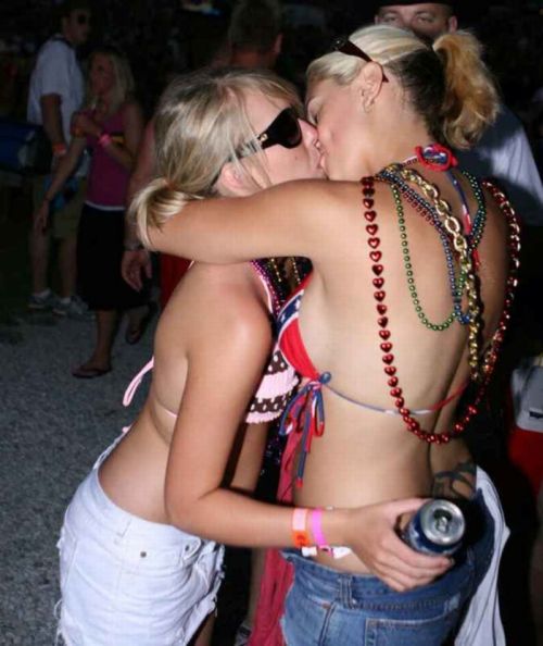 Девушки целуются (129 фото)
