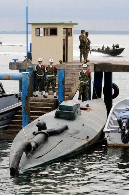 Подводная лодка для транспортировки наркотиков (8 фото)