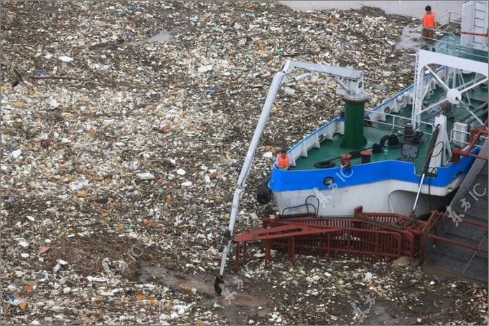 Наводнение в Китае оставило после себя тонны мусора (17 фото)