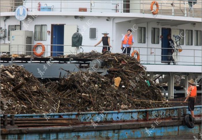 Наводнение в Китае оставило после себя тонны мусора (17 фото)
