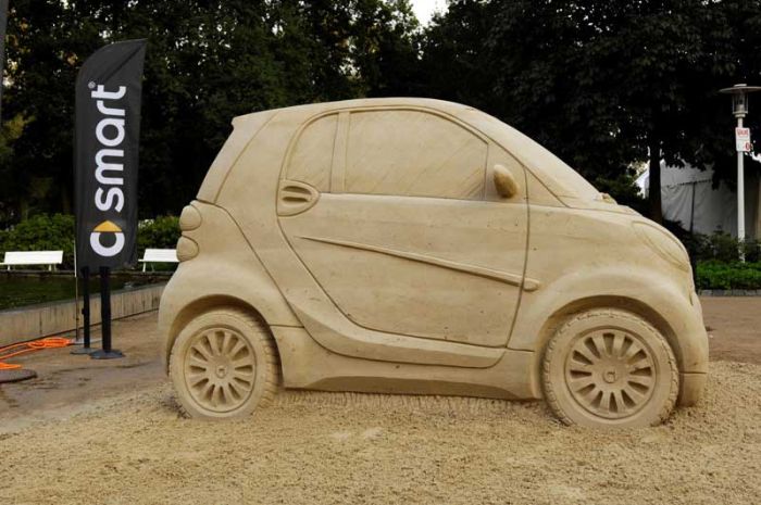 Классная скульптура Smart из песка (7 фото)