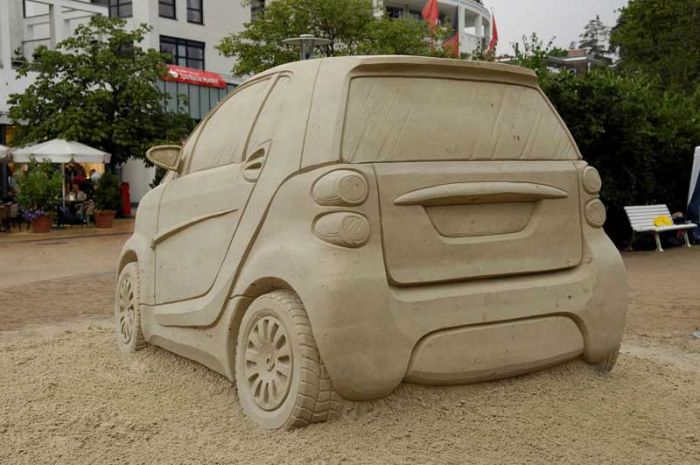 Классная скульптура Smart из песка (7 фото)