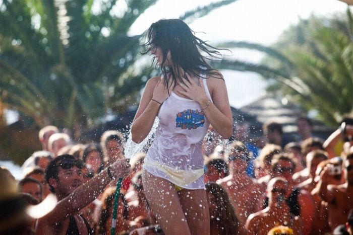 Греческая девушка на конкурсе мокрых футболок (12 фото)