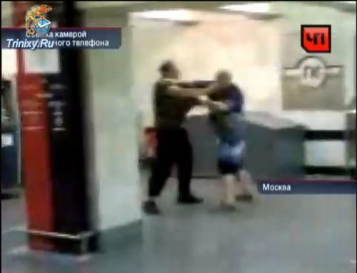 Сумасшедший с ножом в московском метро (25.4 мб)