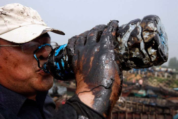 Очистка от нефти в китайском Далянь (38 фото)