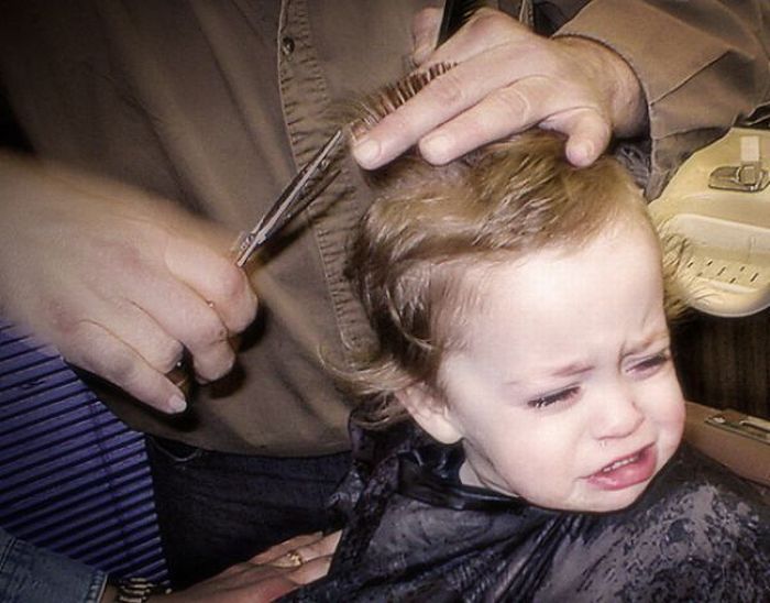 Как подстричь маленького ребенка в парикмахерской