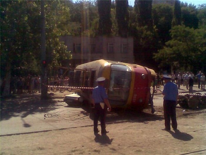 В Одессе трамвай упал на автомобиль (5 фото + видео)