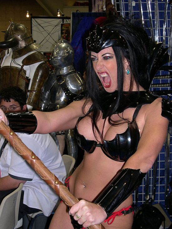Самые сексуальные декольте Comic Con 2010 (14 фото)