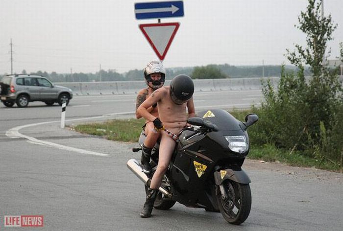 Голые байкеры на трассе возле Екатеринбурга (12 фото) НЮ
