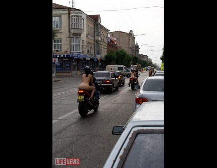 Голые байкеры на трассе возле Екатеринбурга (12 фото) НЮ
