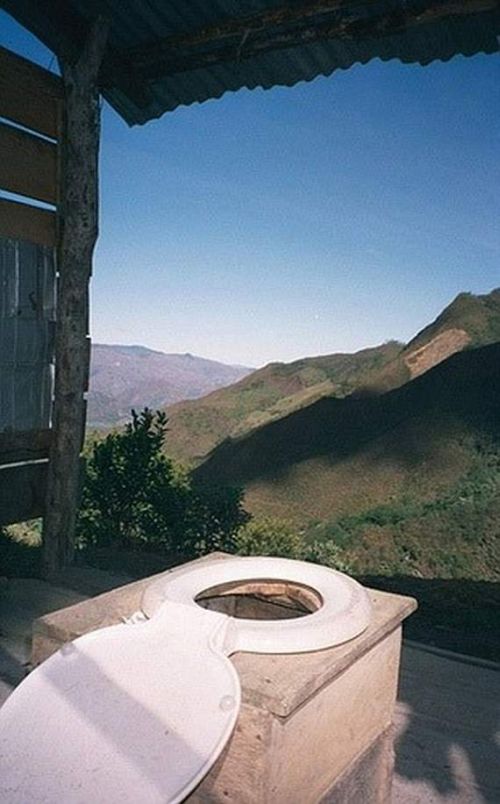 Самые необычные туалеты мира (12 фото)