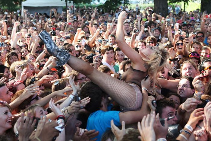 Lady Gaga решила прыгнуть в толпу (17 фото + видео)