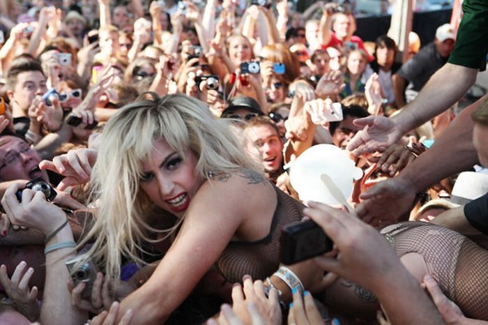 Lady Gaga решила прыгнуть в толпу (17 фото + видео)