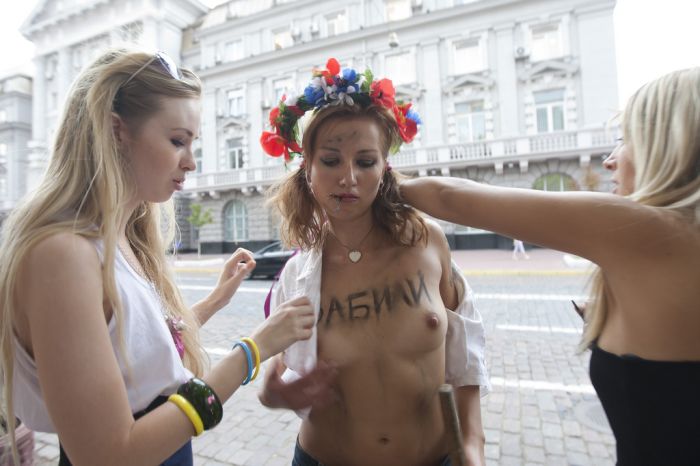 Очередная голая акция Femen (11 фото)